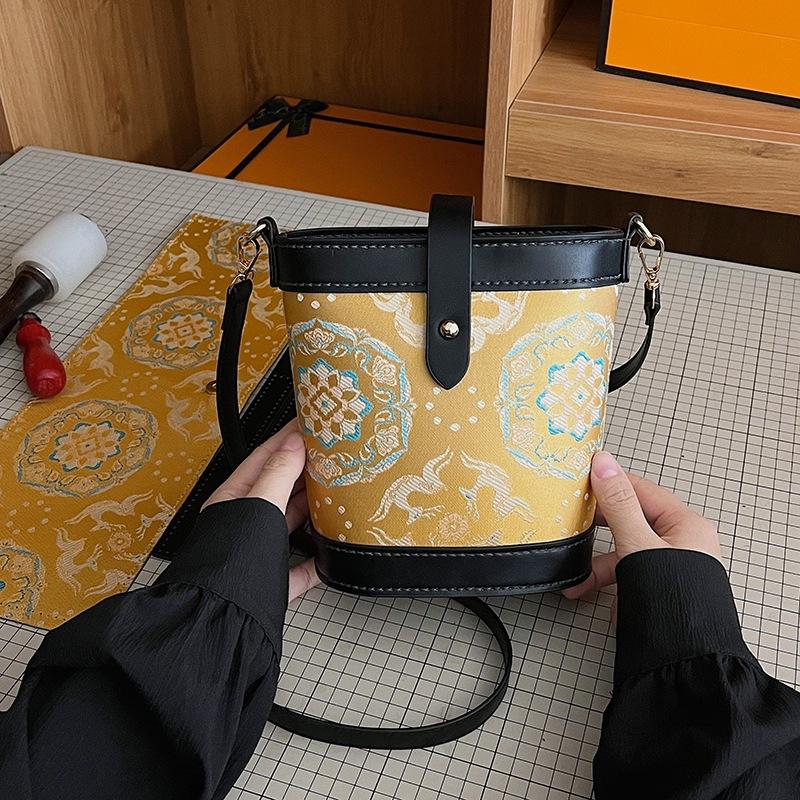Leatherwork Patterns - กระเป๋าถัก DIY - กระเป๋าสะพายไหล่ลายวินเทจสีชมพูพร้อมสายสะพายเฉียง, กระเป๋าทรงถังพร้อมผ้าพันคอไหมหนัง PU