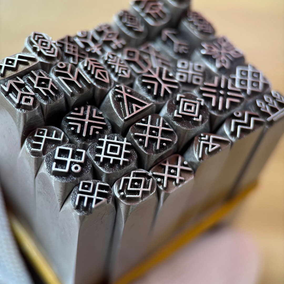 ตราประทับโลหะลายวินเทจ หมายเลข - Leatherwork Patterns บทวิจารณ์และราคา